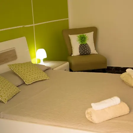 לינה וארוחת בוקר Myrta Maria *